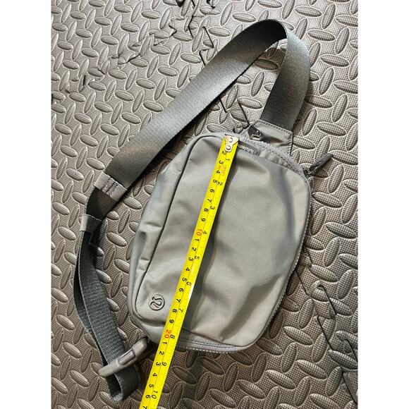 Authentic Lululemon Everywhere Belt Bag‎ Light Gray Fanny Pack O/S Waist - Picture 10 of 10